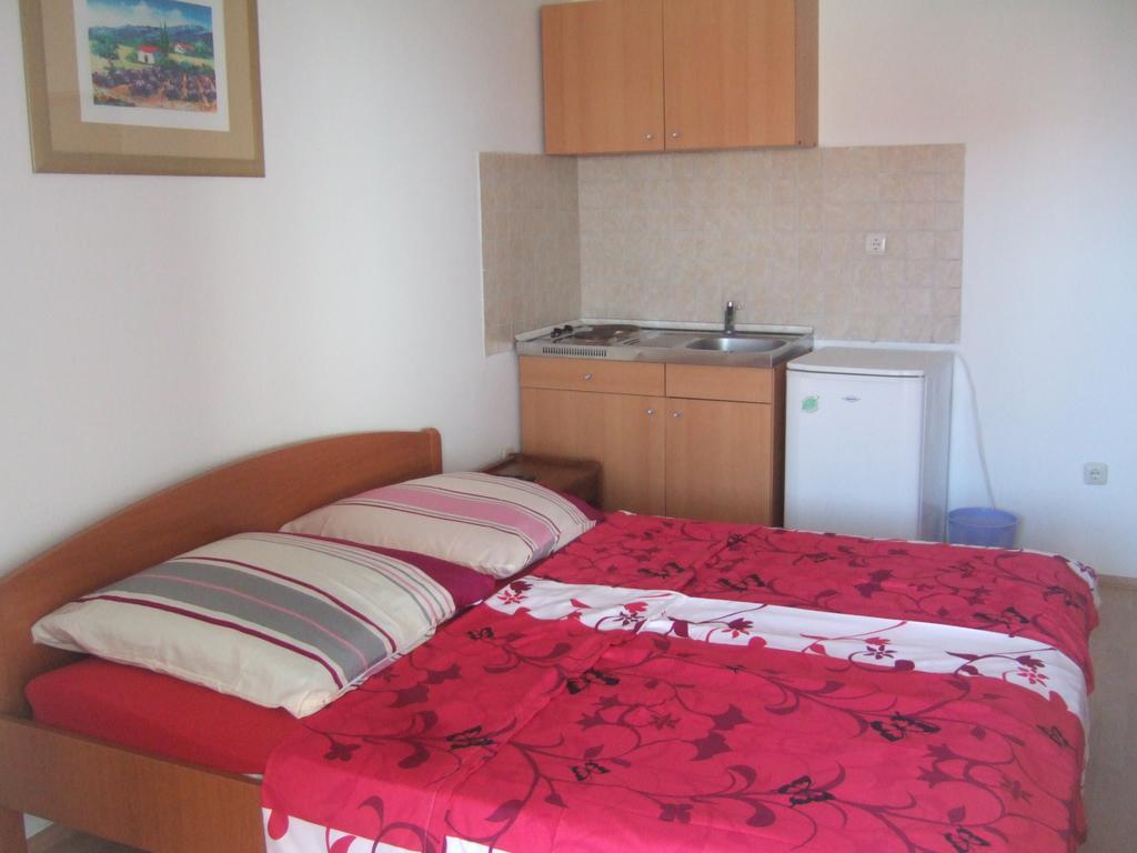 Apartmani Kod Rade Pakoštane Exteriör bild