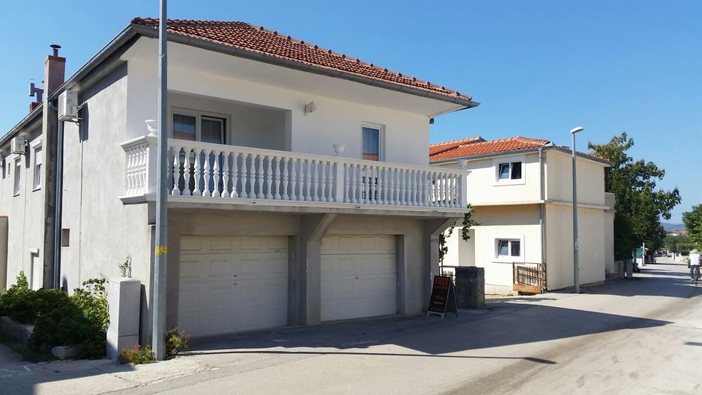 Apartmani Kod Rade Pakoštane Exteriör bild